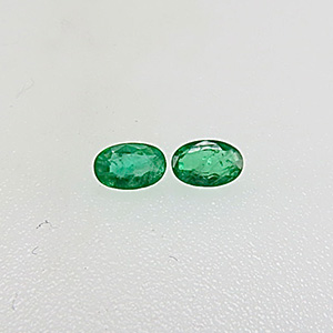 Pt900エメラルド ダイアピアス